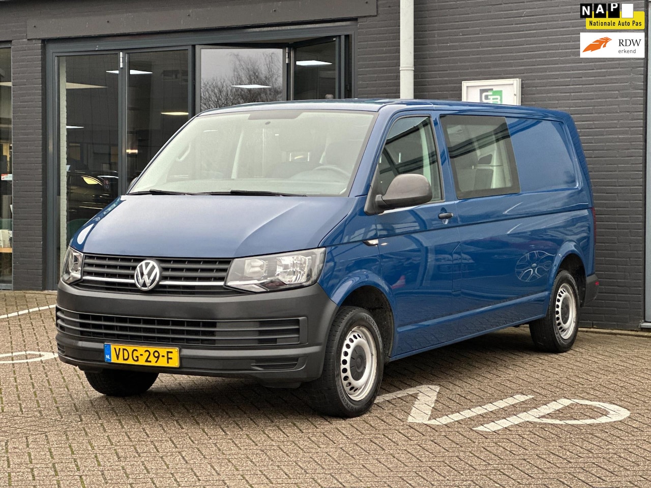 Volkswagen Transporter - 2.0 TDI L2H1 DUBBEL-CABINE/APP-CONNECT/NAVI/NETTE STAAT!! - AutoWereld.nl