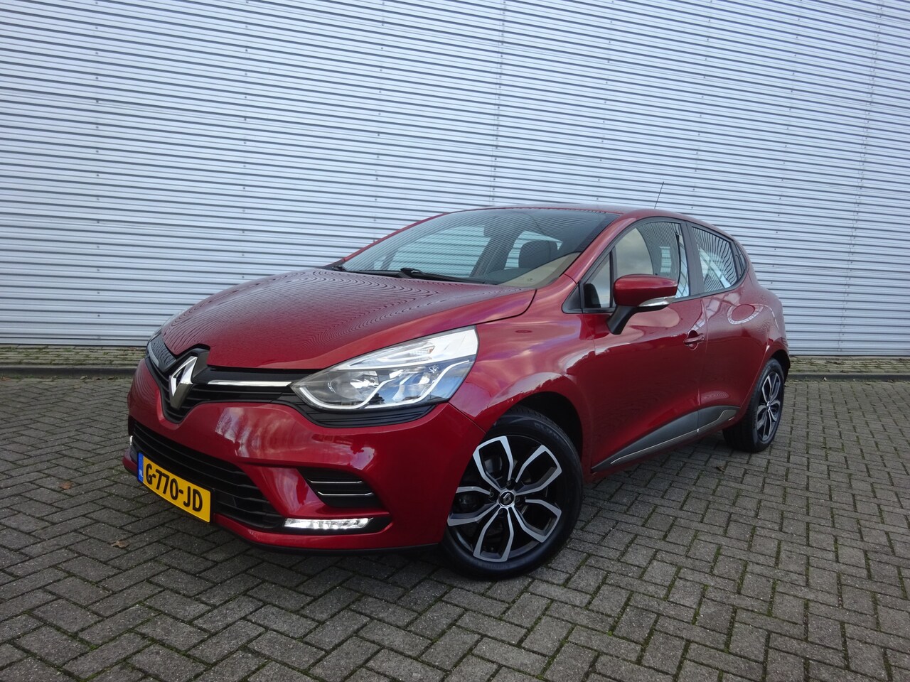 Renault Clio - 1.2 16V Zen Navigatie / Airco / Bluetooth / Cruise control / Lm velgen / Led - AutoWereld.nl