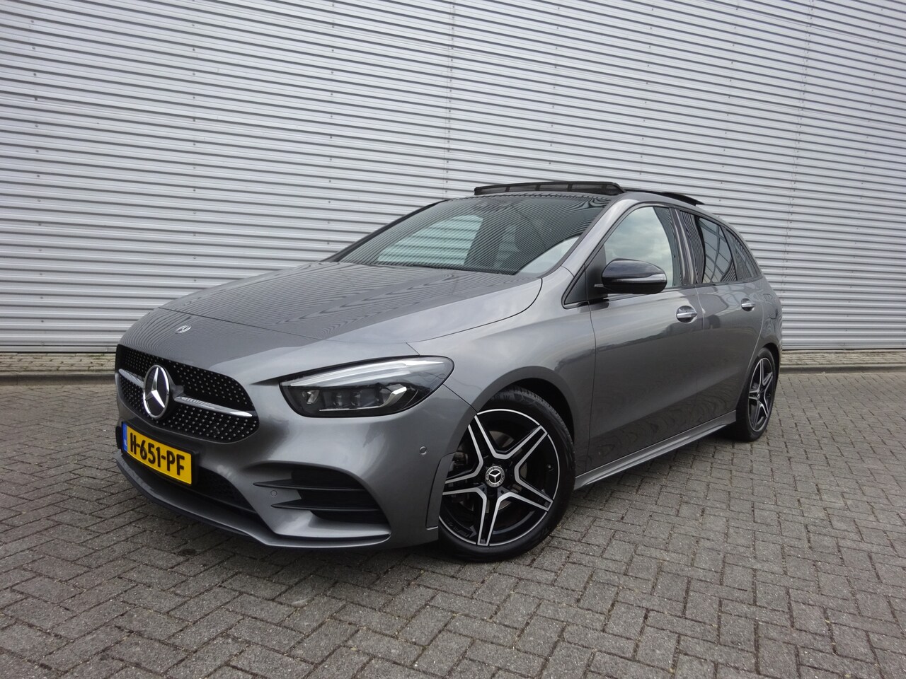 Mercedes-Benz B-klasse - 200 Business Solution AMG Panoramadak / Memory / Sfeerverlichting / Led - AutoWereld.nl