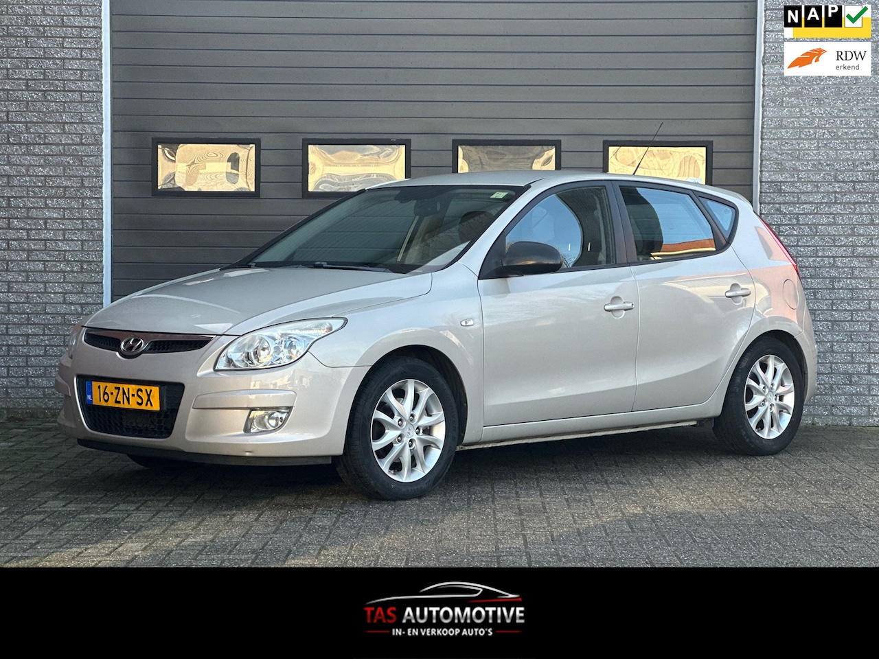 Hyundai i30 - 1.6i Style CLIMA / PDC / NW APK / 134.052 NAP! - AutoWereld.nl