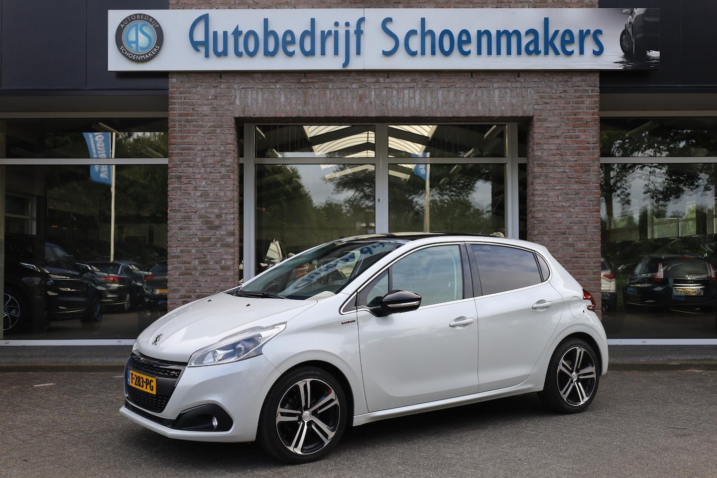 Peugeot 208 - 1.2 PureTech GT-Line PANO CARPLAY NAVI PDC CLIMA 17"LMV LEER CRUISE ZEER-NETJES!!!! - AutoWereld.nl