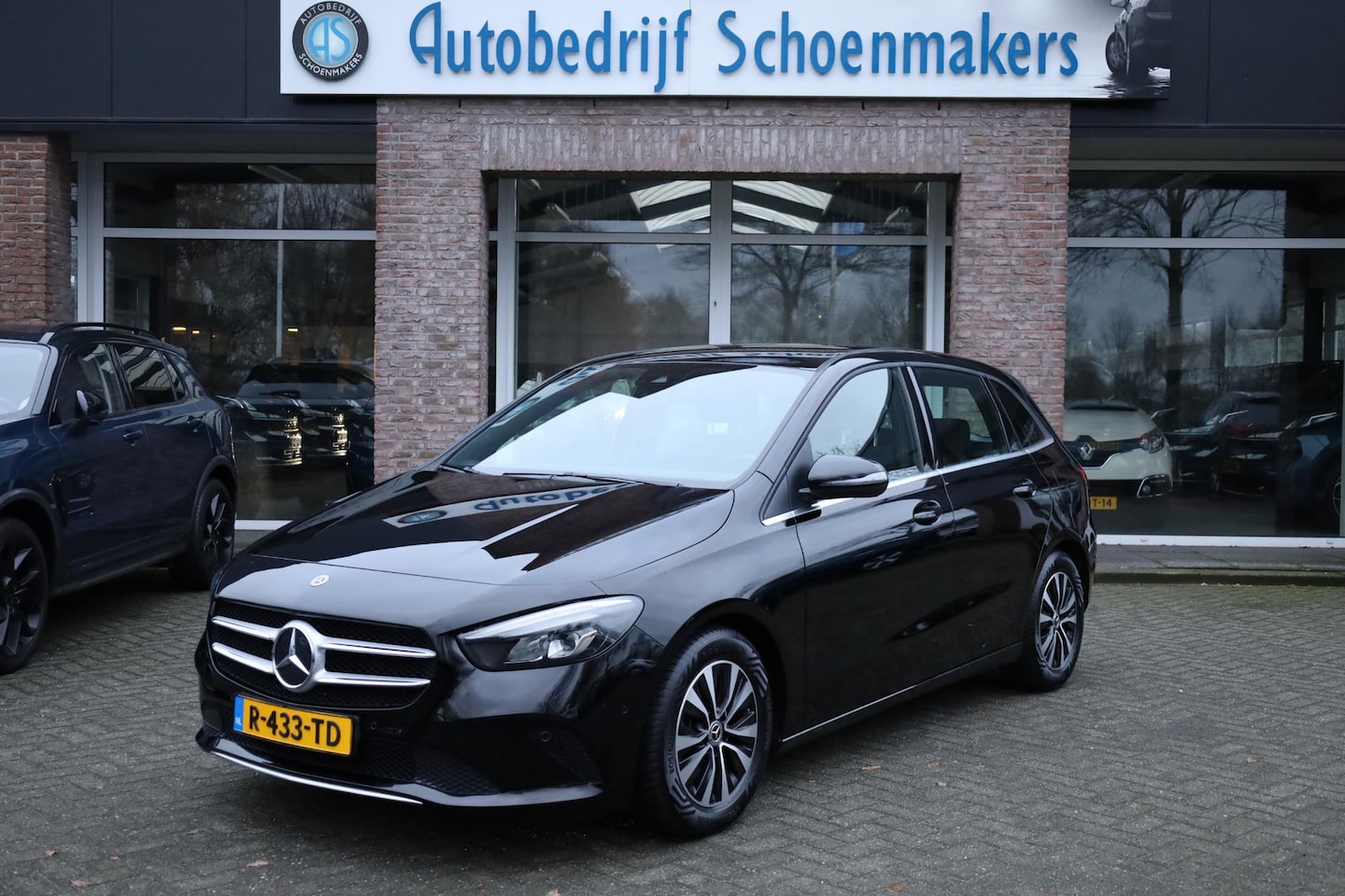 Mercedes-Benz B-klasse - 180 Premium CARPLAY STOELVERW. ELEK.TREKHAAK DAB HALFLEER NAVI LMV 2xPDC - AutoWereld.nl