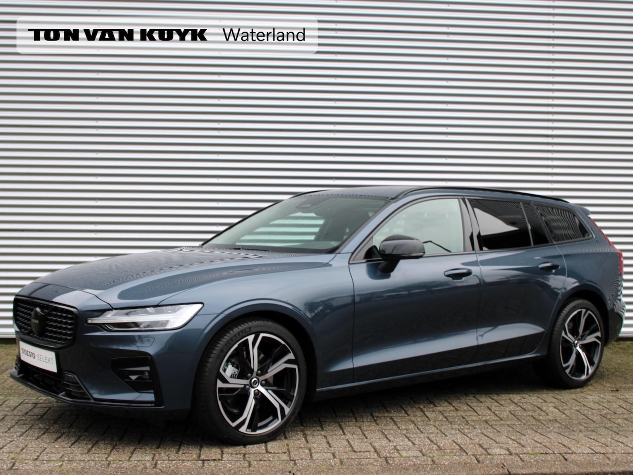 Volvo V60 - 2.0 B3 Plus Dark Automaat / 19" velgen / Lighting Pack / Privacy Glass / Google Maps - AutoWereld.nl