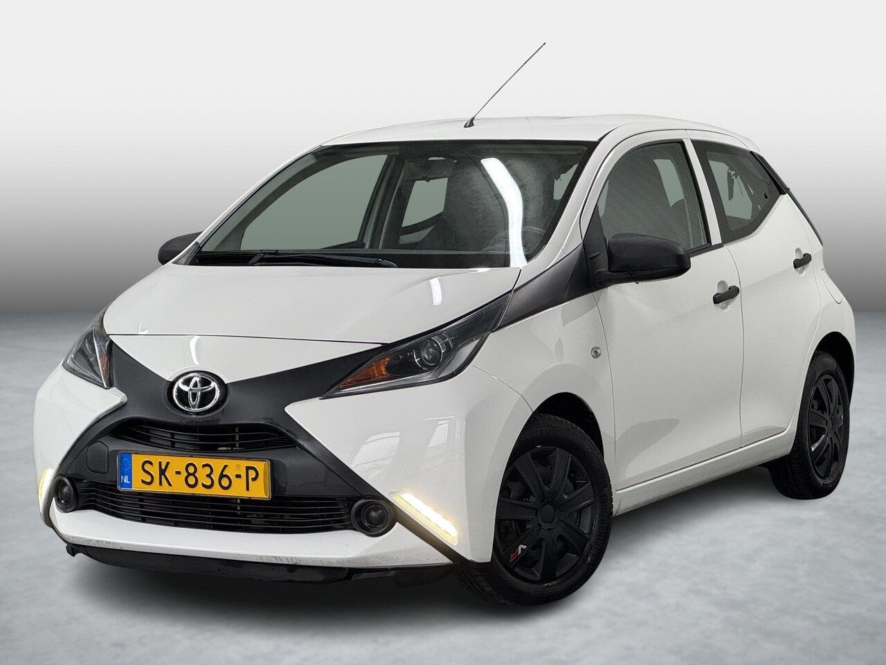 Toyota Aygo - 1.0 VVT-i X-Fun NL Airco Bluetooth - AutoWereld.nl