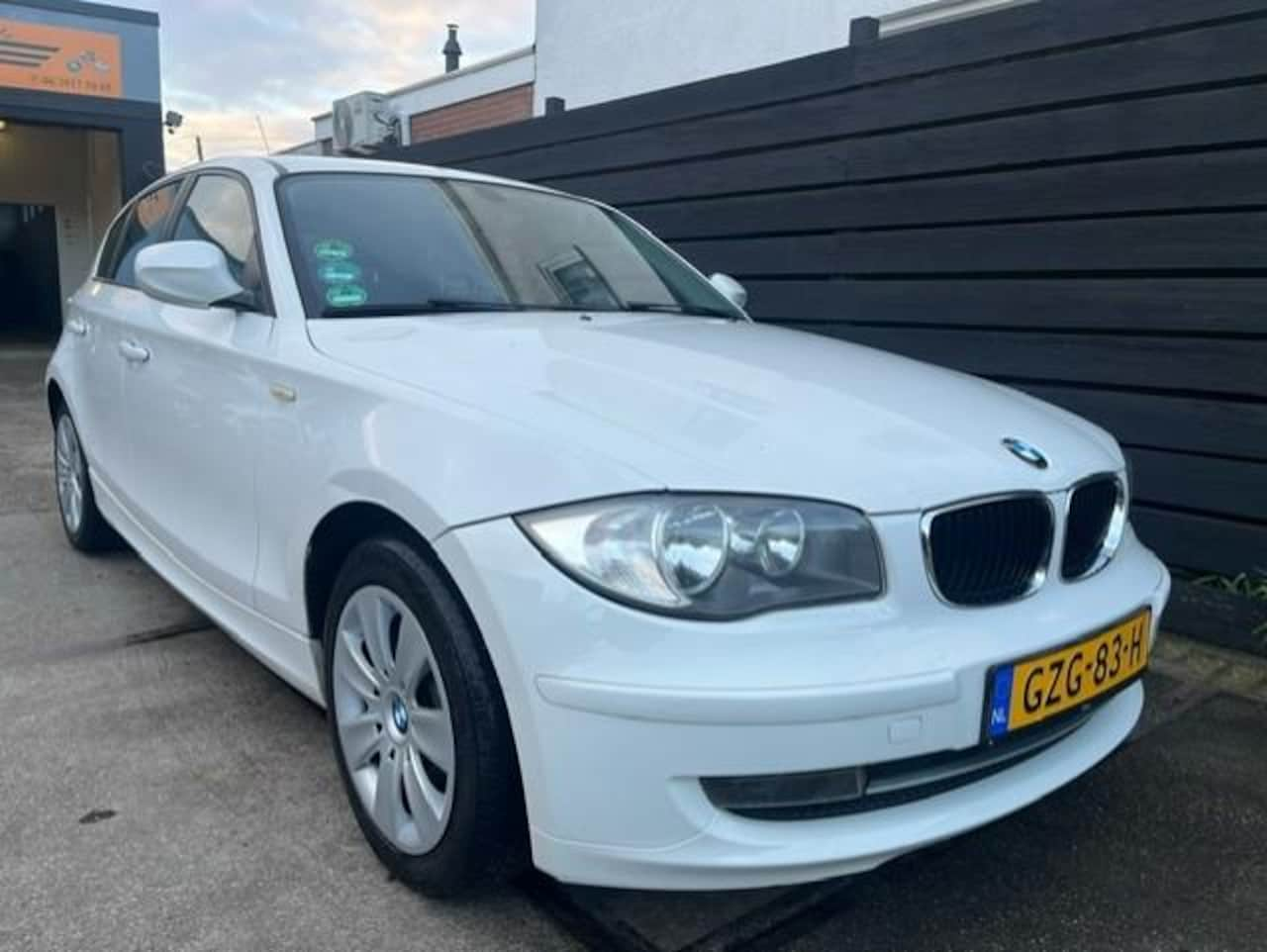 BMW 1-serie - 116i Business Line AIRCO-CRUISE-PDC-STOEL VERW.-APK! - AutoWereld.nl