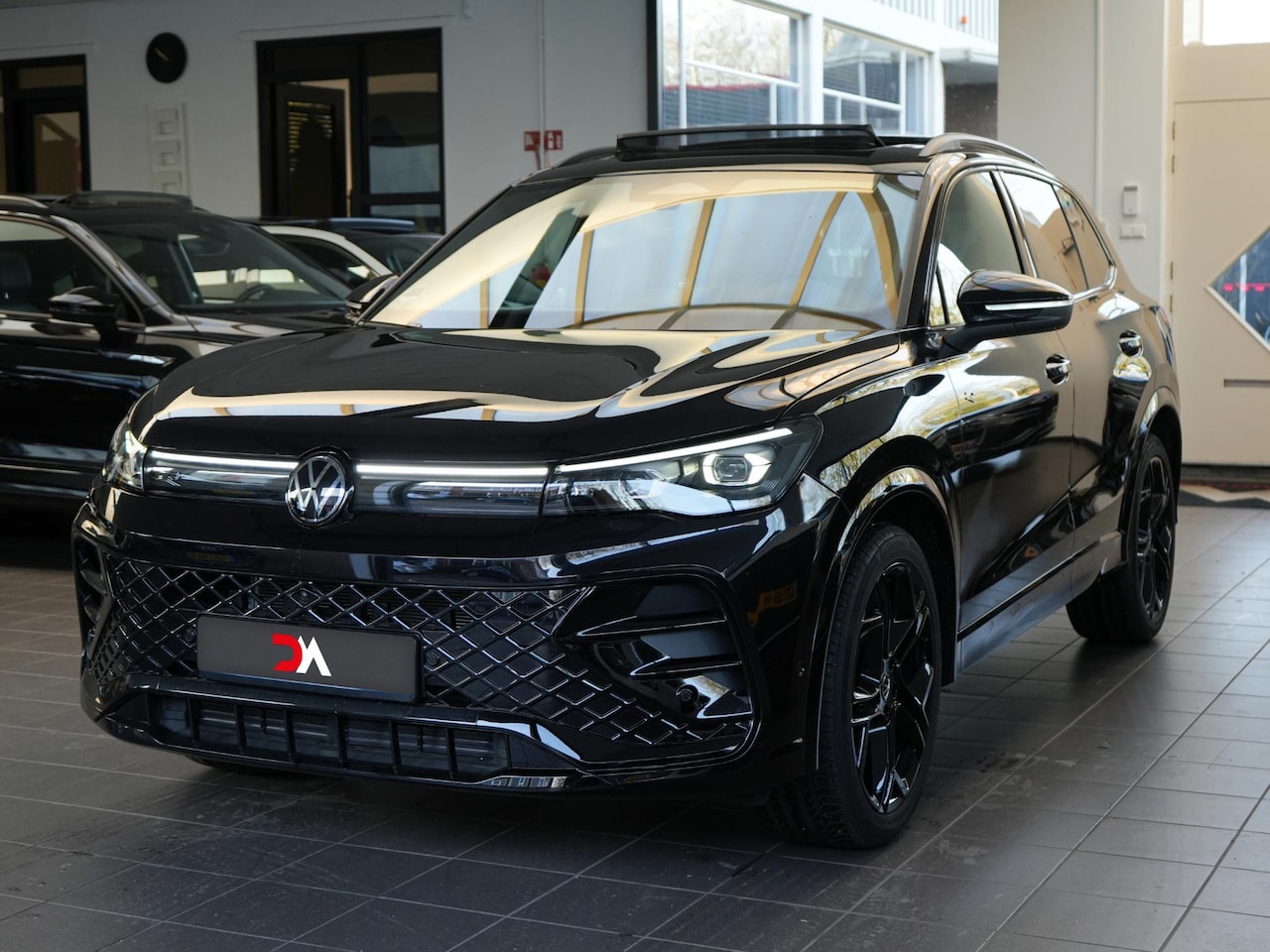 Volkswagen Tiguan - 1.5 eTSI R-Line Black Edition Full Options/Nieuw/Pano/Head/up/Trekhaak!! - AutoWereld.nl