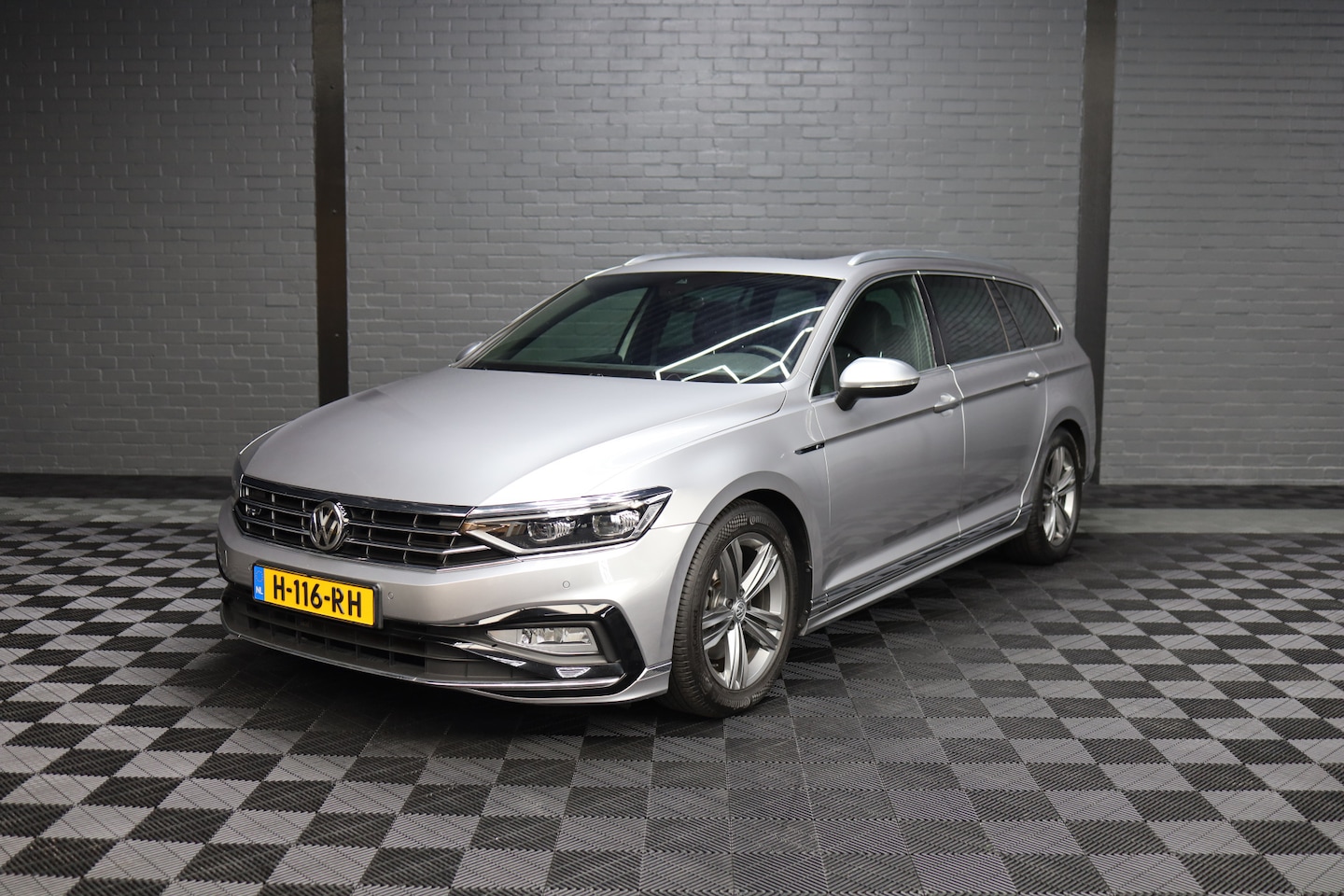 Volkswagen Passat Variant - 1.5 TSI Elegance Business R | Ned. Auto | R Line | Panorama-dak | Carplay | Ambiente Verli - AutoWereld.nl