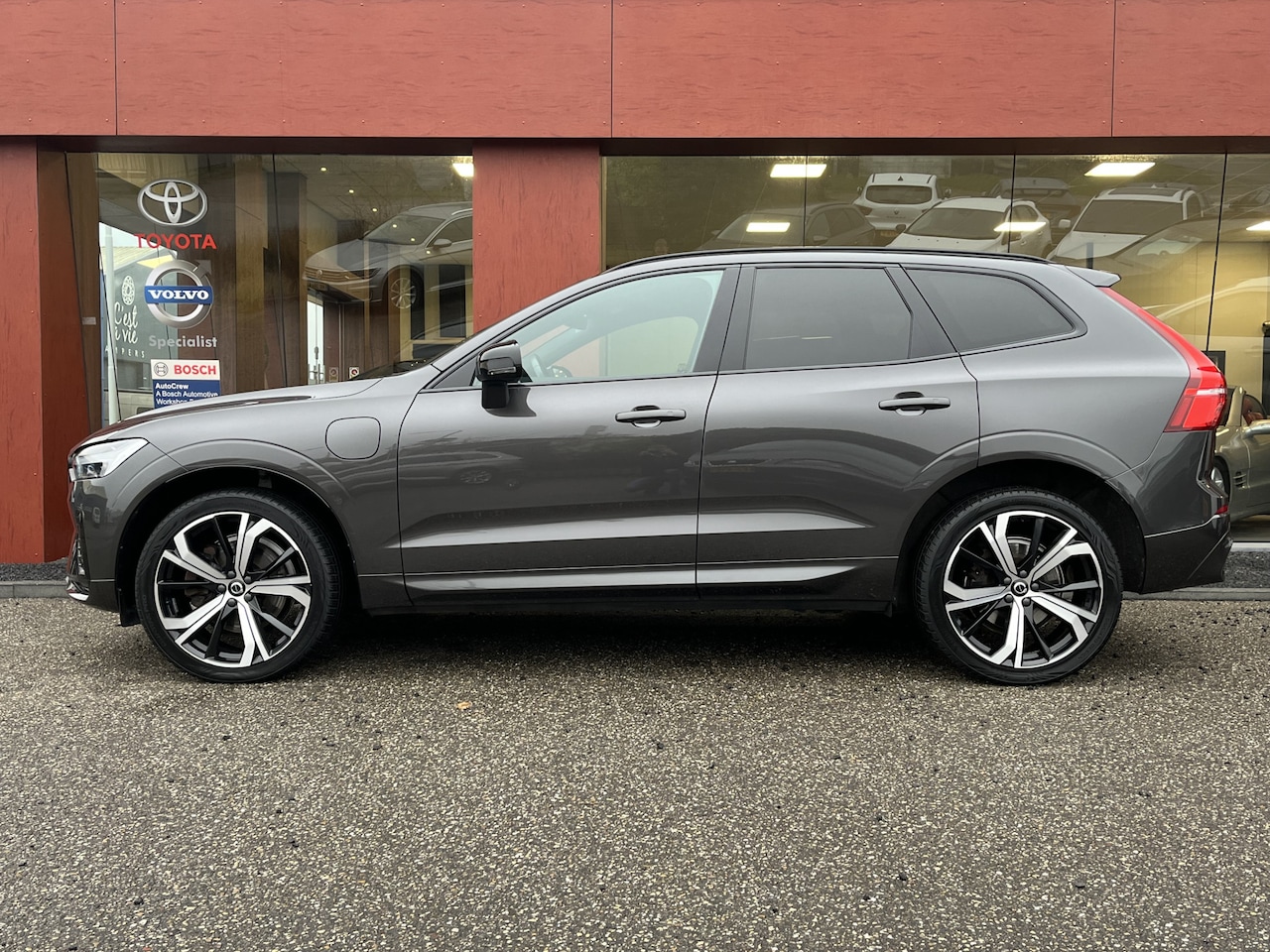 Volvo XC60 - 2.0 T6 Plug-in hybrid AWD R-Design | Harman/Kardon | Pano | 21'' | Pilot assist - AutoWereld.nl