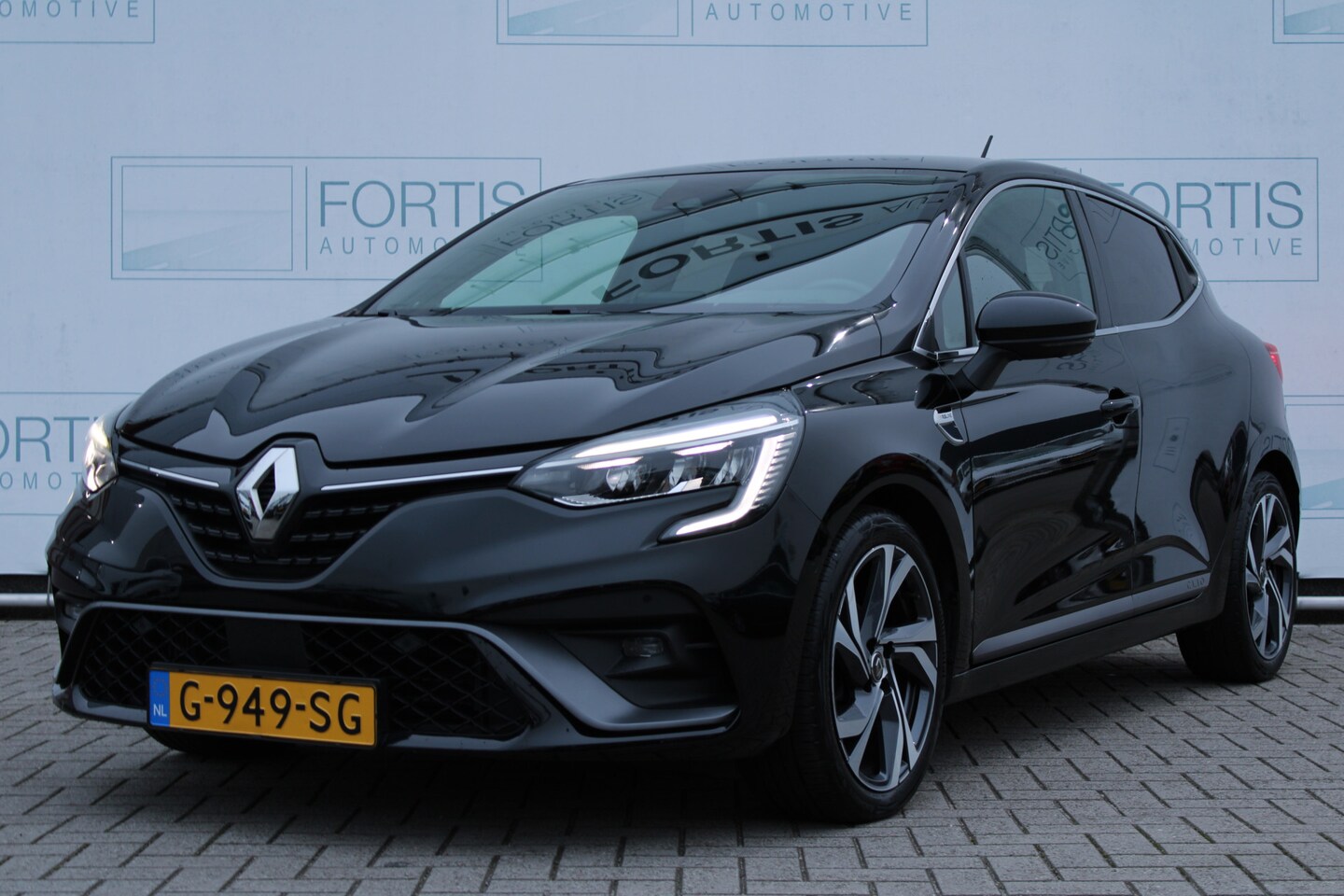 Renault Clio - 1.0 TCe R.S. Line NL AUTO | CARPLAY | 17' INCH | ECC | CAMERA | - AutoWereld.nl