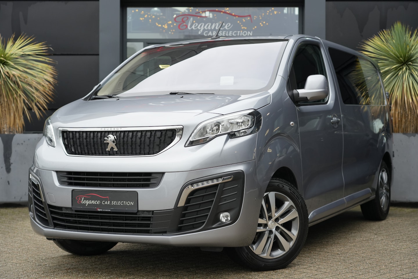 Peugeot Expert - 2.0 BlueHDI 180 Standard Asphalt 177pk Navigatie/Camera/MotorRevisie - AutoWereld.nl