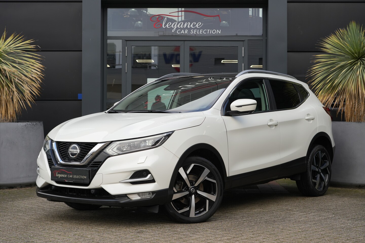 Nissan Qashqai - 1.3 DIG-T Premium Edition 158pk Panoramadak/Stoelverwarming/360Camera - AutoWereld.nl