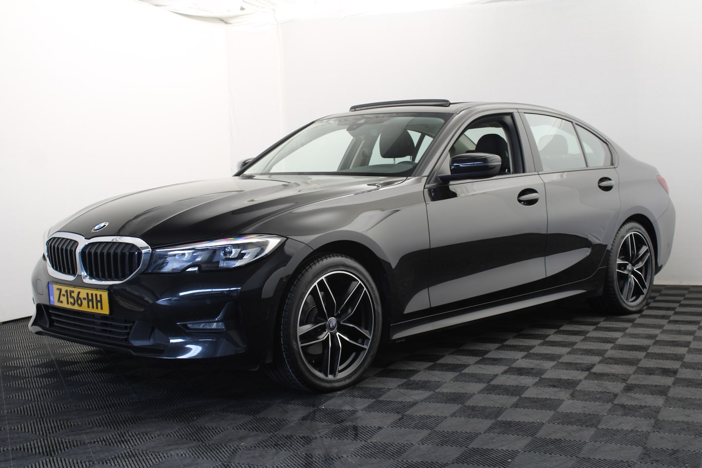 BMW 3-serie - 318i Business Edition | Pano | Navi | Camera | - AutoWereld.nl