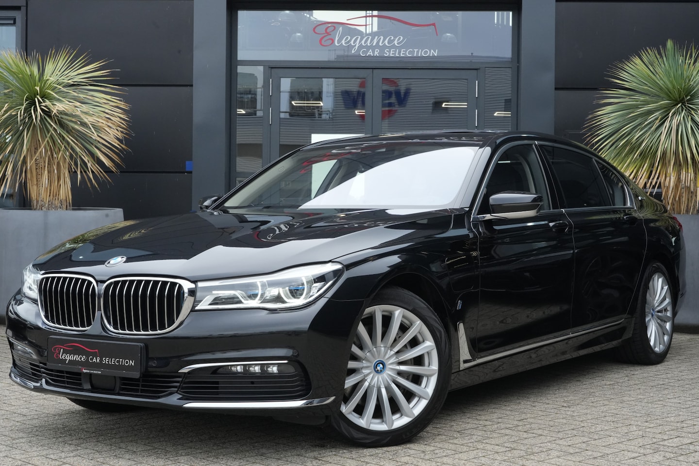 BMW 7-serie - 740Le xDrive iPerformance High Executive 327pk Panoramadak/Navigatie/Camera - AutoWereld.nl