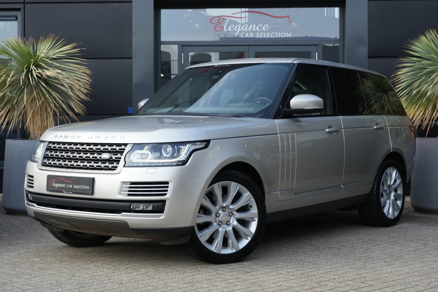 Land Rover Range Rover - 3.0 TDV6 Vogue 295pk Navigatie/Stoelverwarming/Meridian - AutoWereld.nl