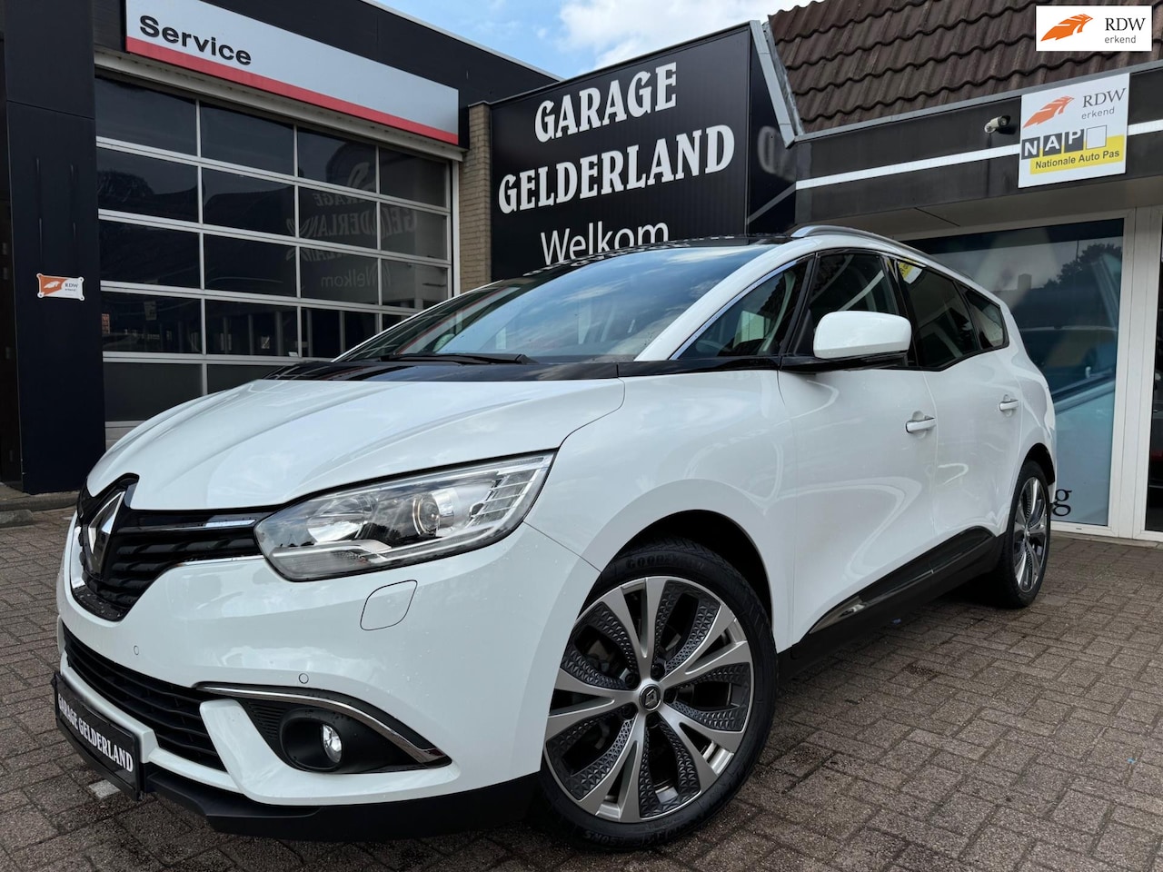 Renault Grand Scénic - 1.3 BOSE | Leder | Navi | Cruise | Climate | Trekhaak | Pdc | Isofix | Full-option's! - AutoWereld.nl