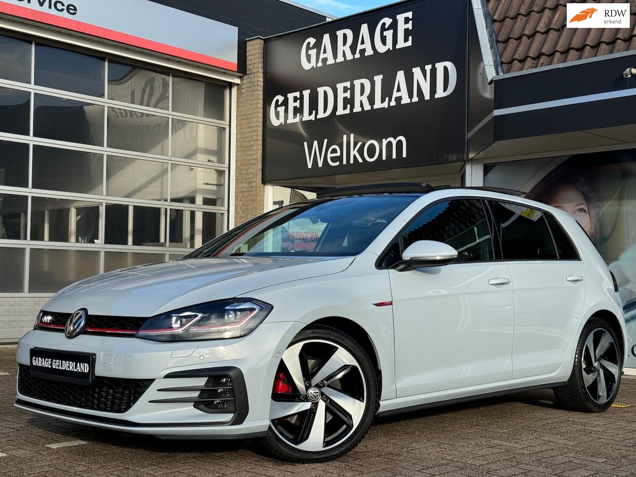 Volkswagen Golf - 2.0 TSI GTI | Virtual | Pano | Volleder | Full-Led | Trekhaak | Camera | Apple/Android | C - AutoWereld.nl