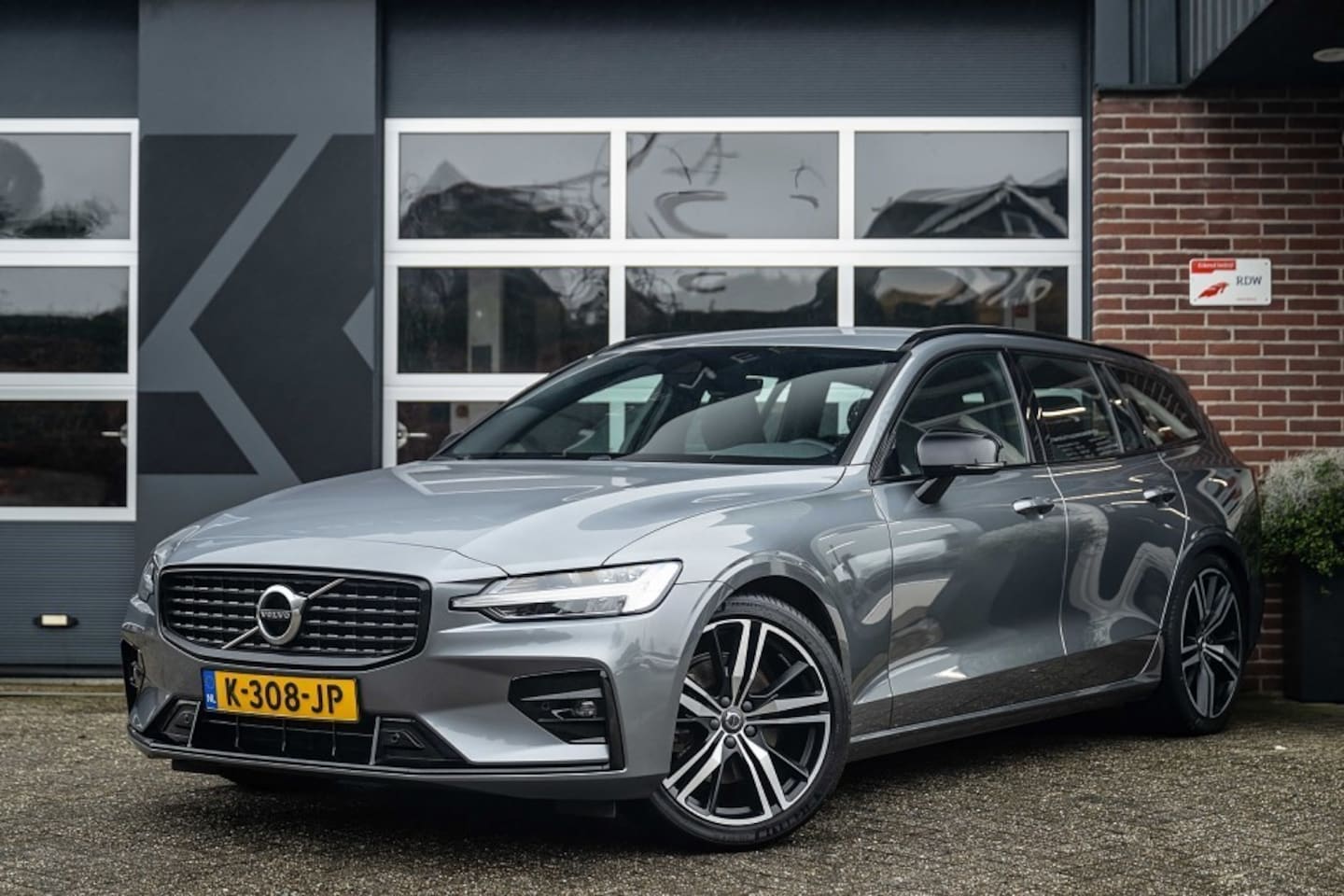 Volvo V60 - 2.0 B3 R-Design | Mild Hybrid | Memory | Keyless | CarPlay | 19 Inch | - AutoWereld.nl