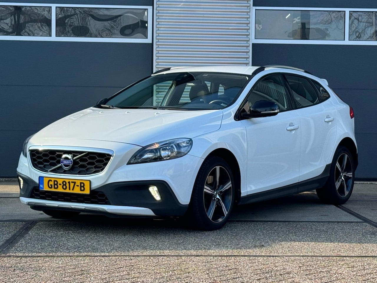 Volvo V40 Cross Country - 1.6 T4 Momentum | Trekhaak | Navi - AutoWereld.nl