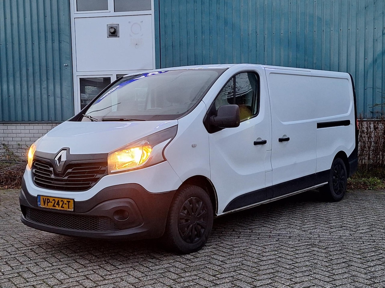 Renault Trafic - | 1.6 dCi T29 L2H1 Comfort | Airco | Bluetooth | Navigatie | Parkeer sensoren | - AutoWereld.nl