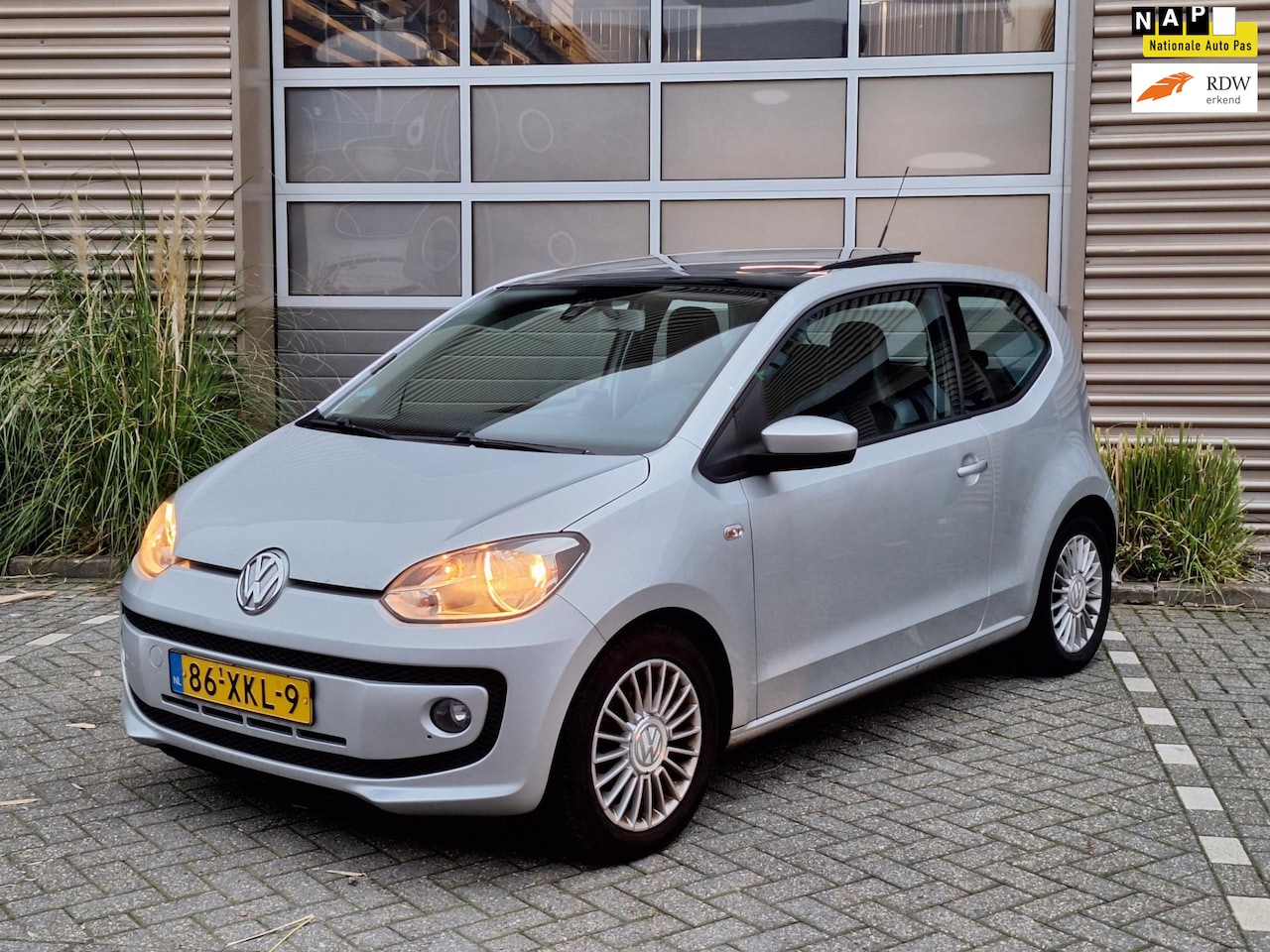 Volkswagen Up! - | 1.0 high up! BlueMotion | Open dak | Cruise control | Navigatiesysteem | Parkeer sensore - AutoWereld.nl