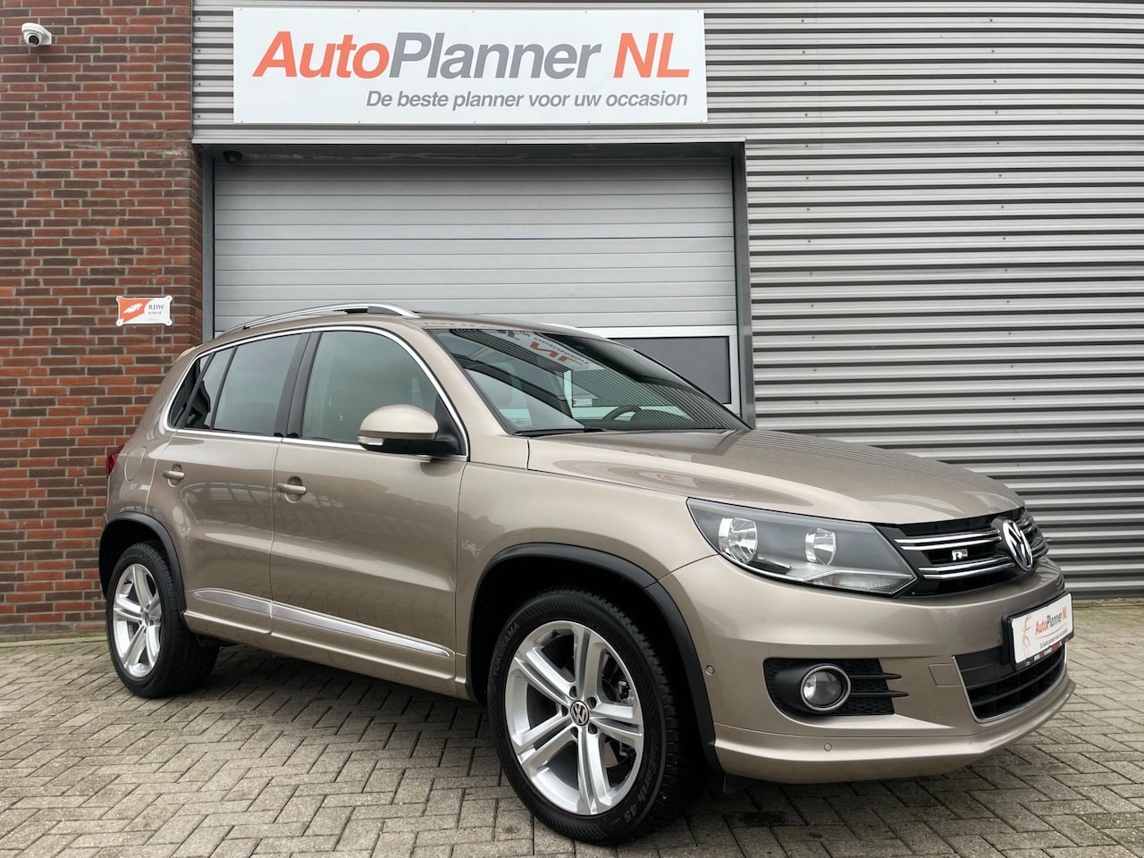 Volkswagen Tiguan - 2.0 TDI R-Line! Leder! Navi! Pano! - AutoWereld.nl