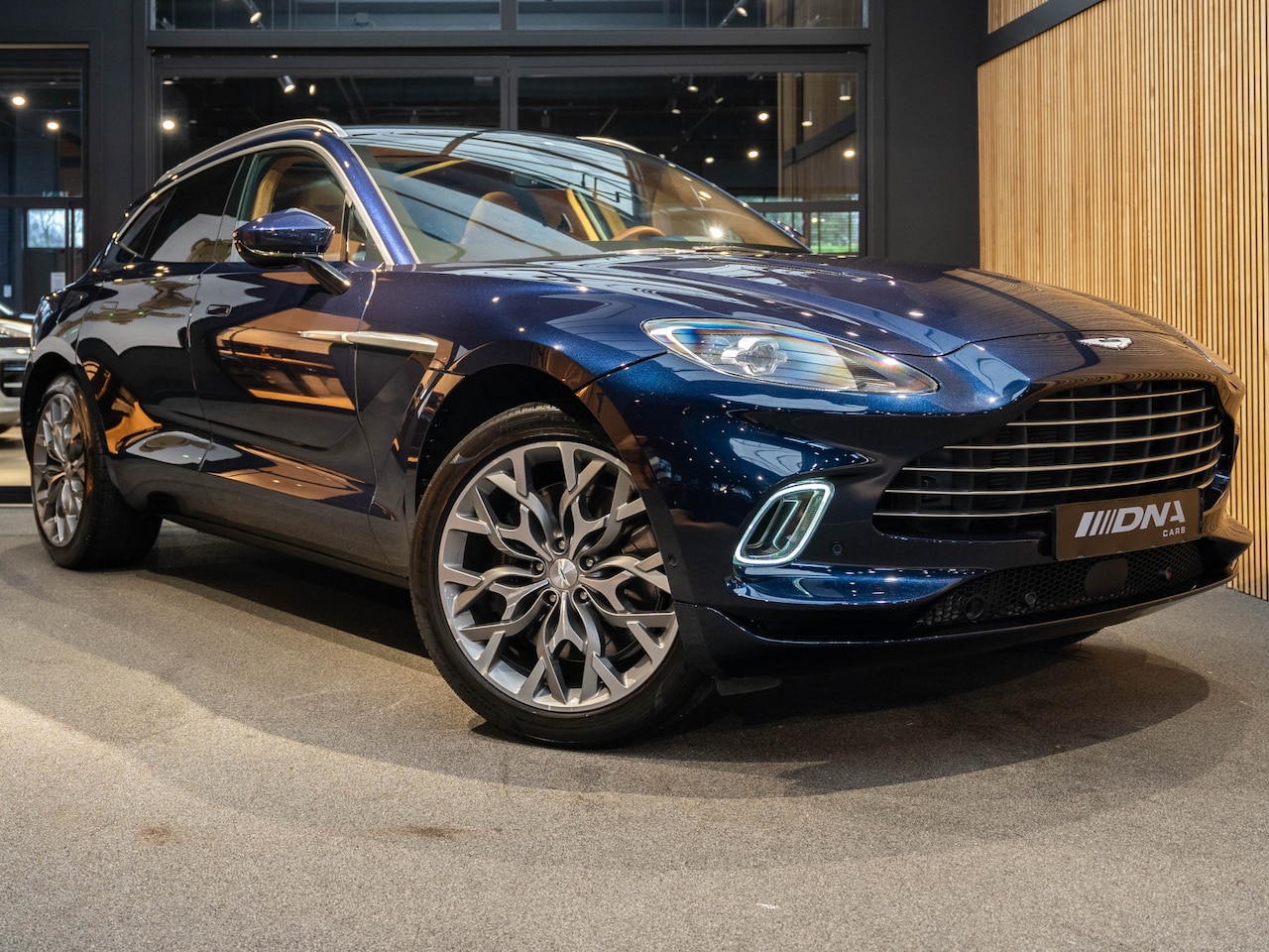 Aston Martin DBX - 550 4.0 V8 Two Tone Leder Pano 4.0 V8 Ventilatie Surround - AutoWereld.nl