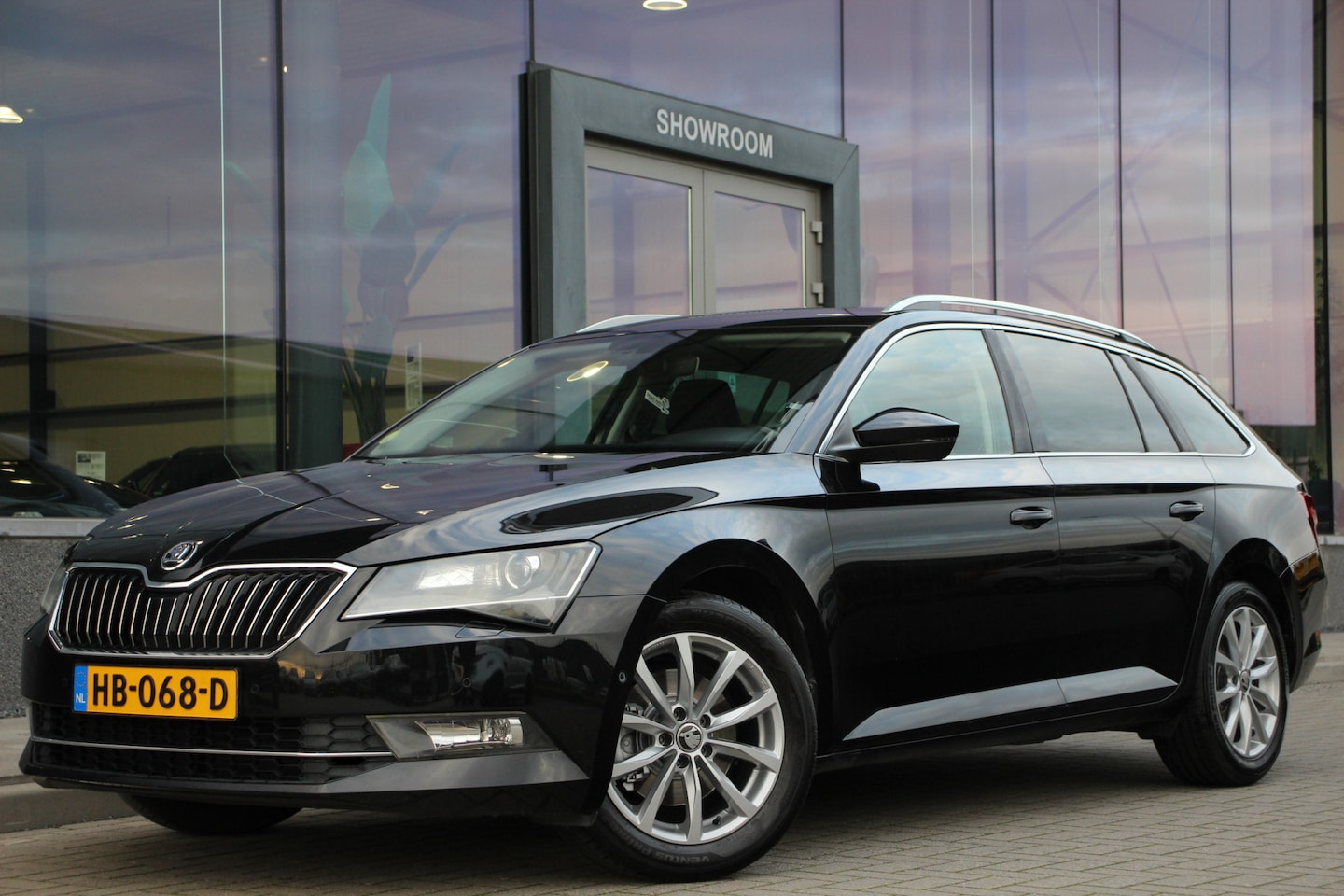 Skoda Superb Combi - 1.6 TDI Style Business | Automaat | Navi | Camera - AutoWereld.nl