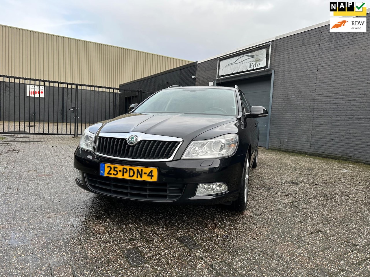 Skoda Octavia Combi - 1.4 TSI Elegance Business Line Clima Cruise Navi PDC Xenon LM-Wielen Trekhaak APK NAP - AutoWereld.nl