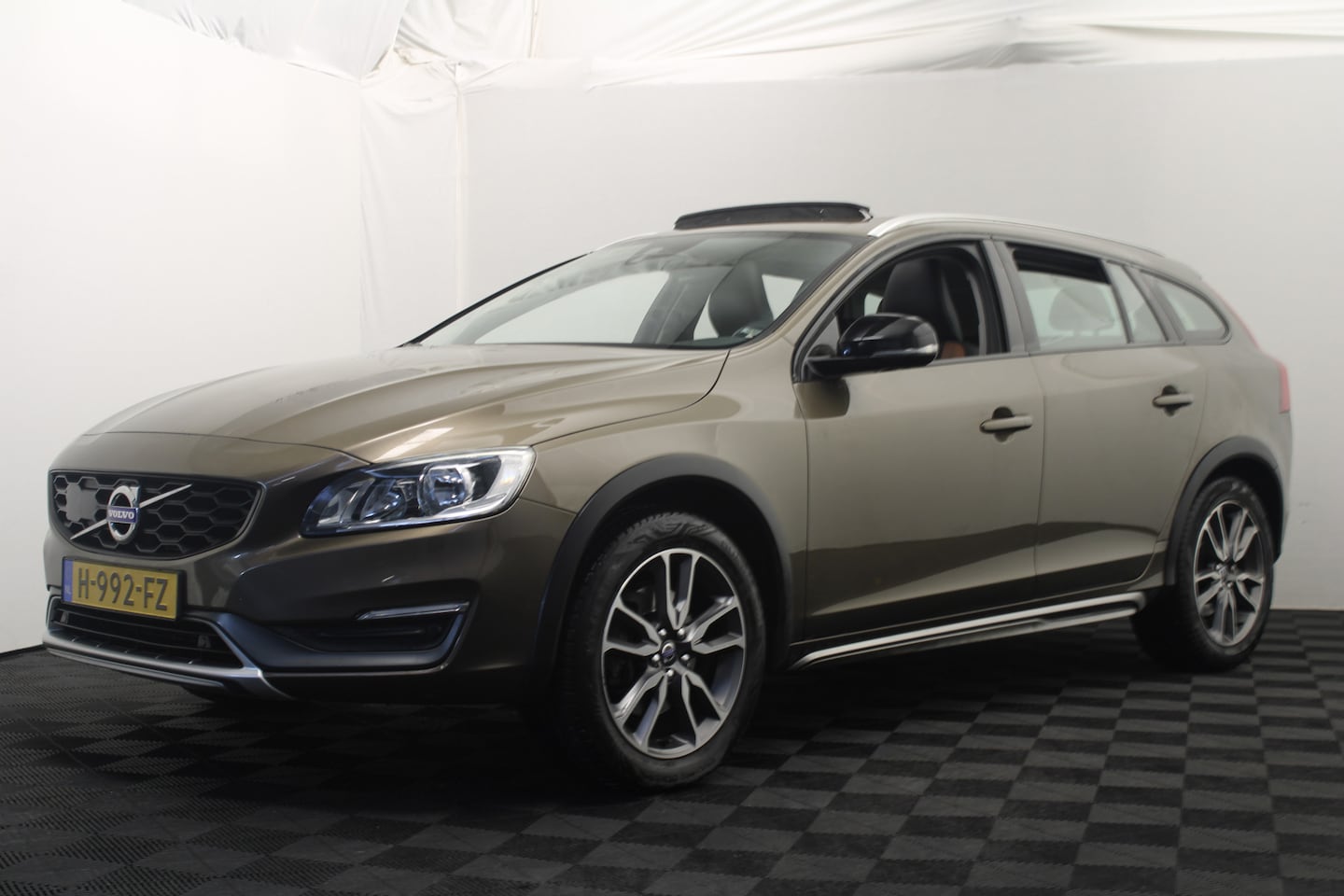 Volvo V60 Cross Country - 2.0 D3 Summum |Pano|Camera|Trekhaak| - AutoWereld.nl