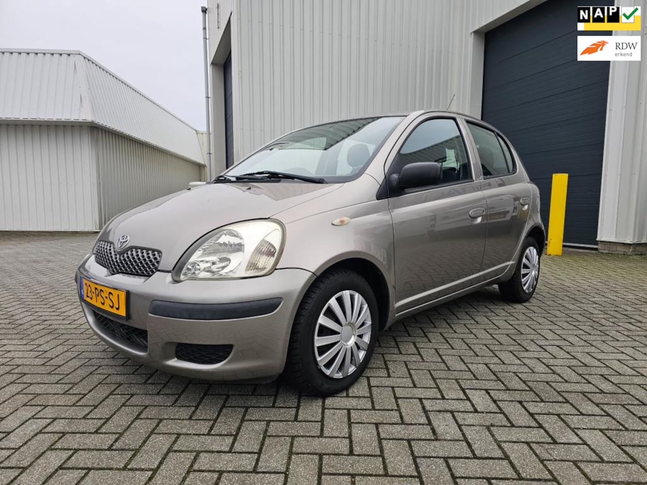 Toyota Yaris - 1.3 VVT-i Idols / Elektrisch pakket / NAP - AutoWereld.nl