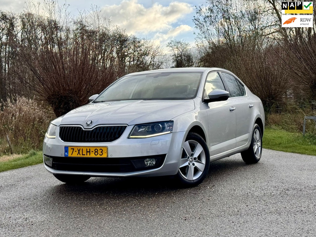 Skoda Octavia - 1.2 TSI Greentech Elegance Businessline 5DRS NAVI KEYLES ECC STOELVERWARMING NAP GOED ONDE - AutoWereld.nl