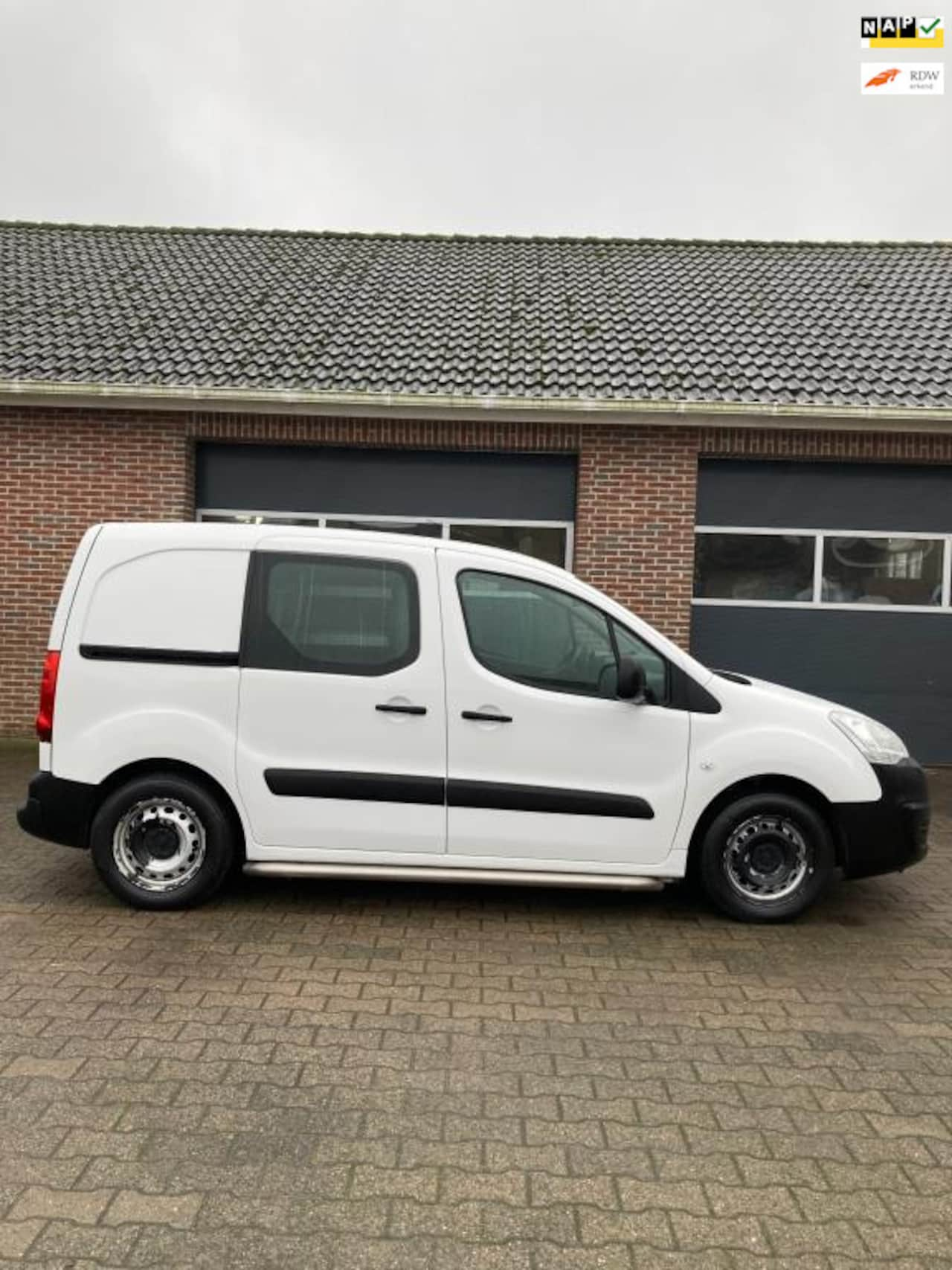 Peugeot Partner - 120 1.6 BlueHDi 75 L1 Premium met inrichting airco trekhaak cruise control - AutoWereld.nl