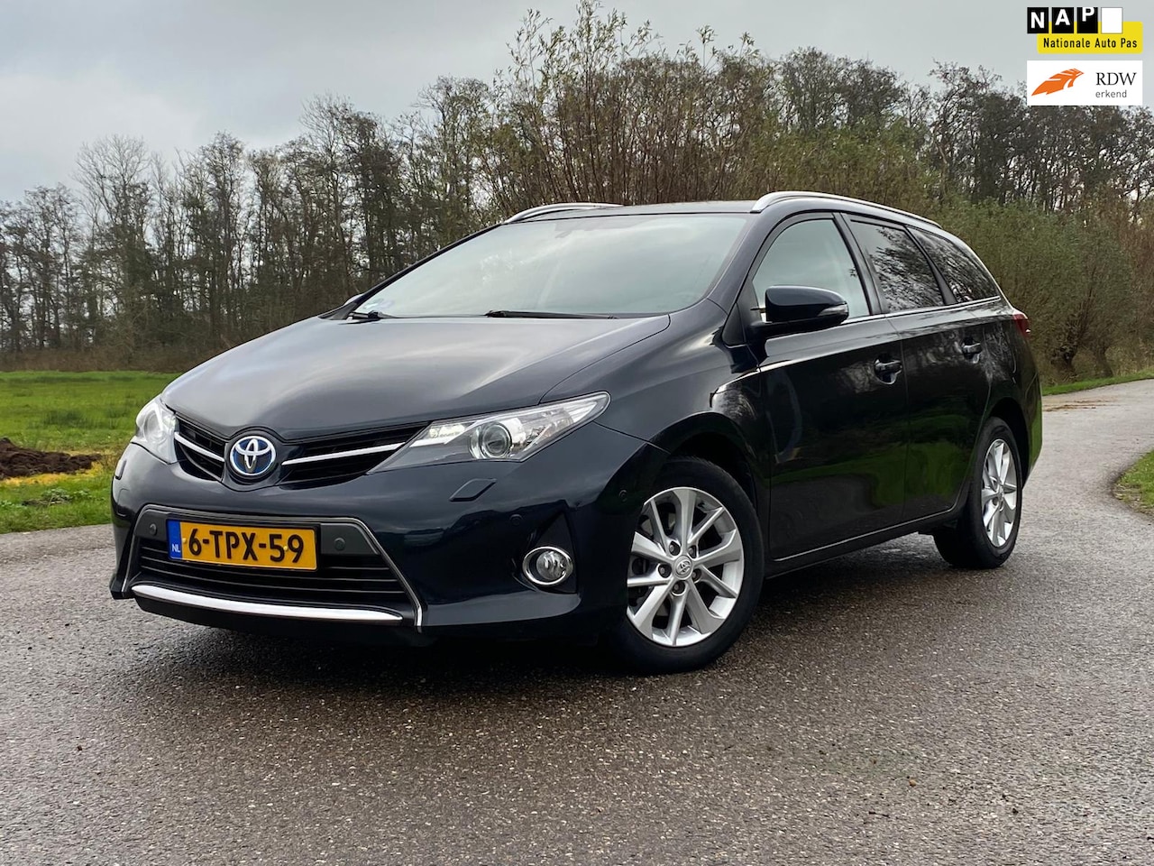 Toyota Auris Touring Sports - 1.8 Hybrid Lease+ Leder PanoDak Navi Clima Camera NAP Perfect Onderhouden - AutoWereld.nl