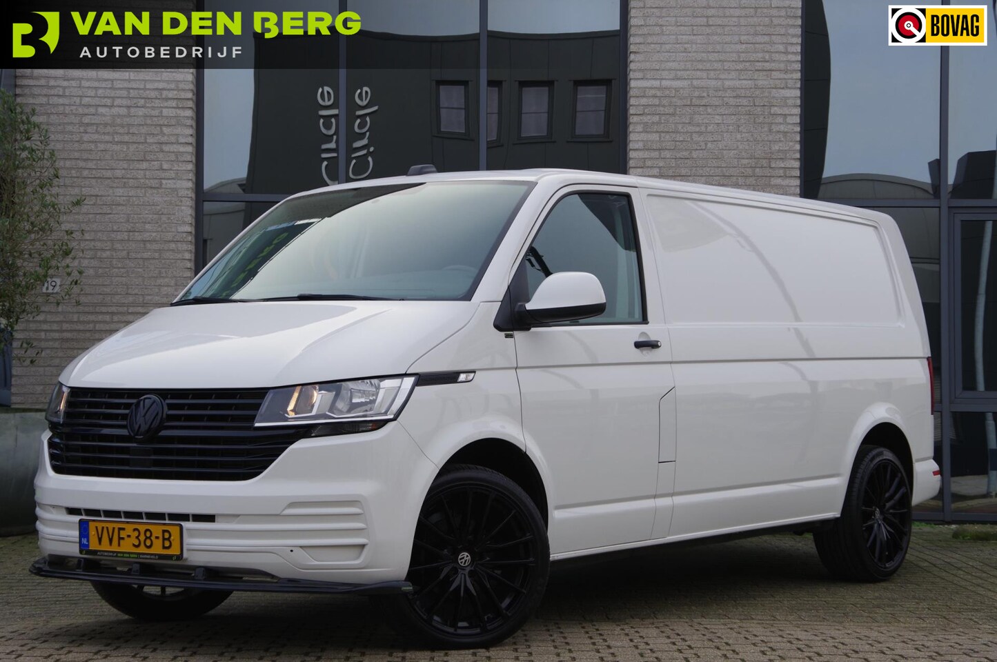 Volkswagen Transporter - 2.0 TDI L2 150PK AUT-7, ADAPT. CRUISE, TREKHAAK, CAMERA, NAVI, APPLE CARPLAY/ANDROID AUTO, - AutoWereld.nl