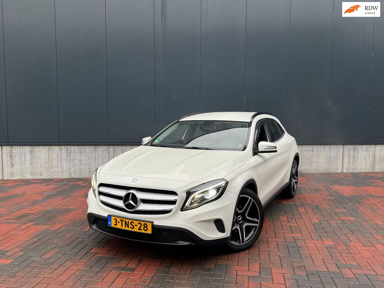 Mercedes-Benz GLA-Klasse - 200 Ambition * Navi * Cruise * Led * PDC * Goed Onderhouden - AutoWereld.nl