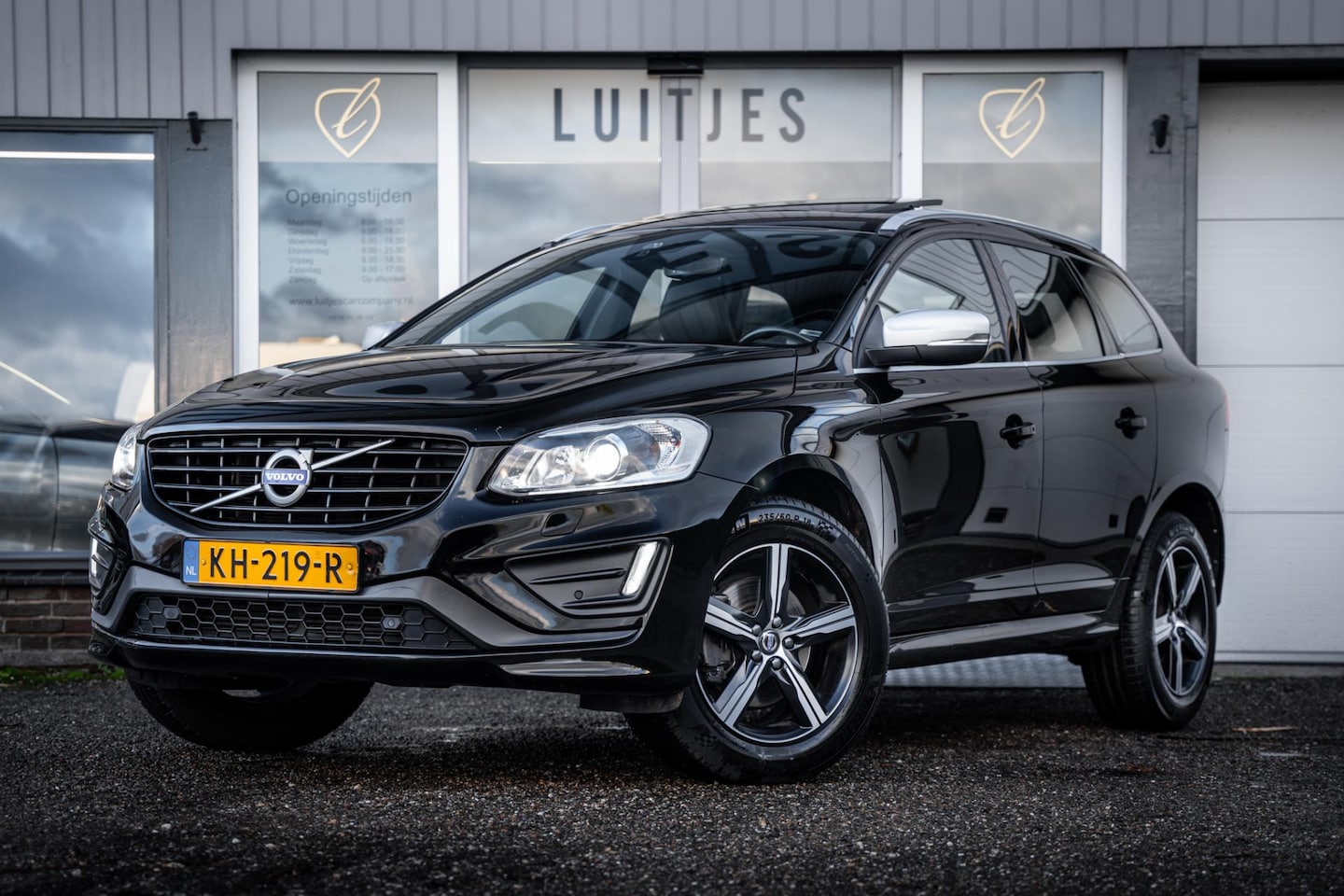 Volvo XC60 - 2.0 T5 Nordic+ R-Design I Pano-dak I Leder I Stoelmemo I NL-auto I Dealer-ond. I 1e-eig. I - AutoWereld.nl