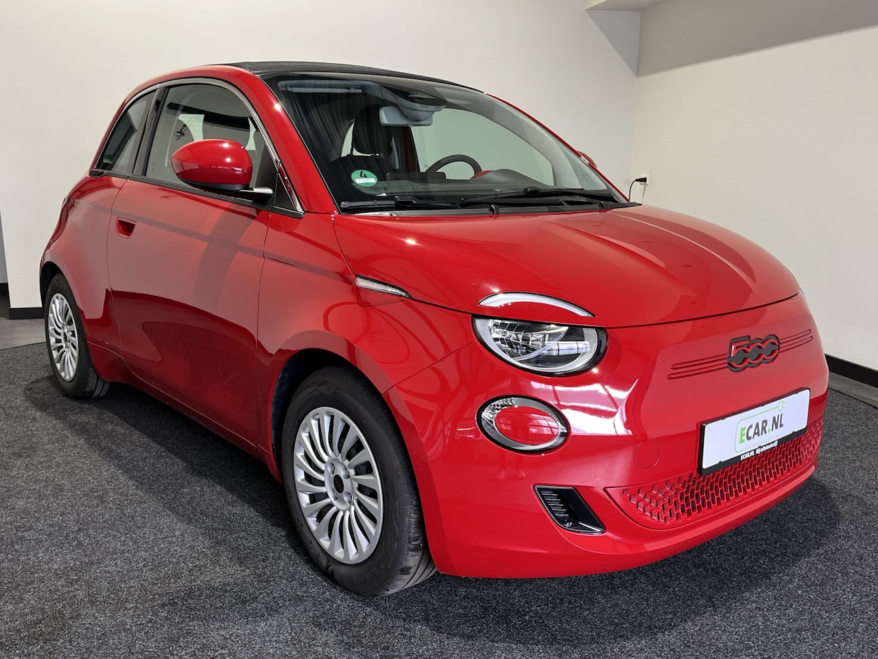 Fiat 500e - Cabrio RED 42 kWh | Winterpakket | Keyless Entry & Go Pakket | Parkeercamera - AutoWereld.nl