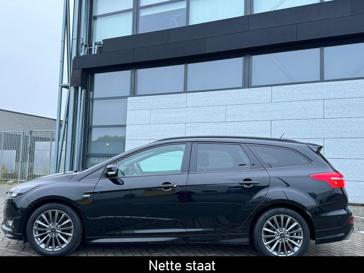 Ford Focus Wagon - 1.5 EcoBoost ST Line 182pk/Navi/Camera/PDC - AutoWereld.nl