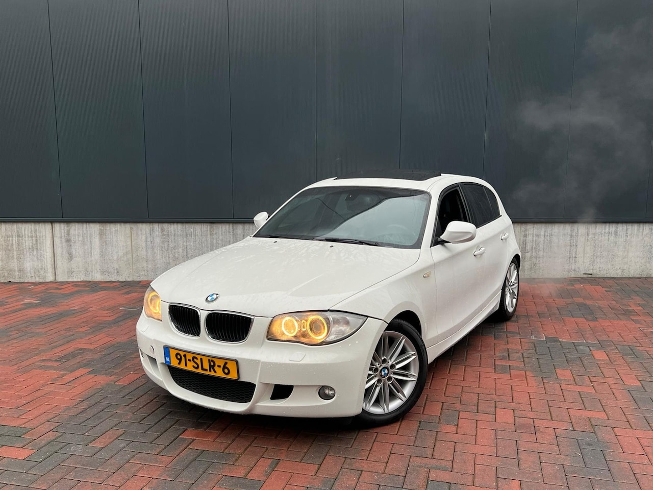 BMW 1-serie - 118i High Executive * Navi * Cruise * Pano * Led - AutoWereld.nl