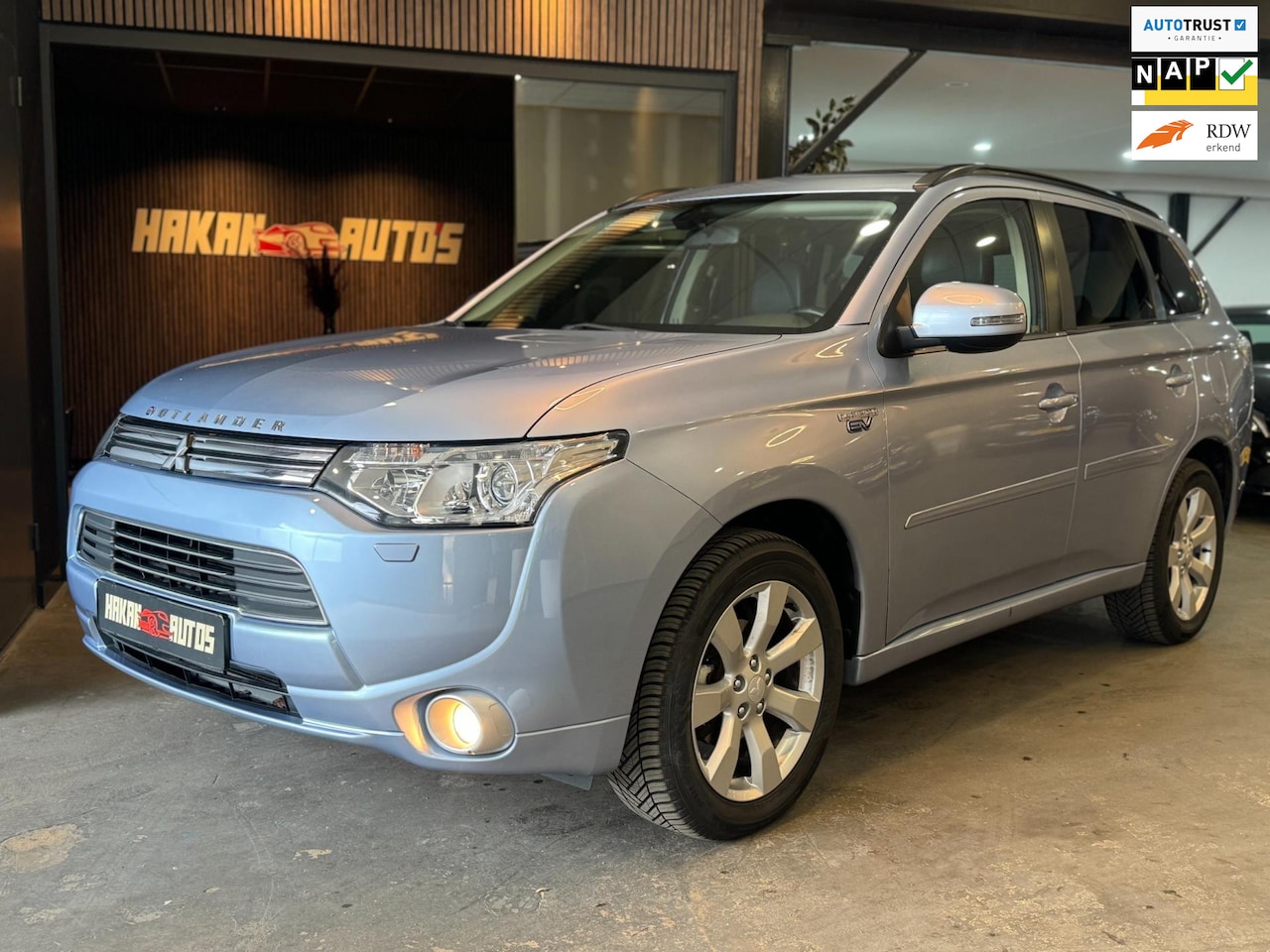 Mitsubishi Outlander - 2.0 PHEV Instyle | Panorama | Xenon | Camera | Leder - AutoWereld.nl