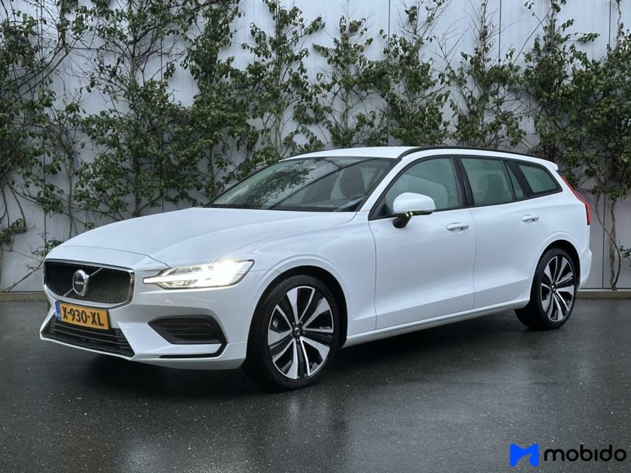 Volvo V60 - | B3 Essential Edition | Camera | Leder! - AutoWereld.nl