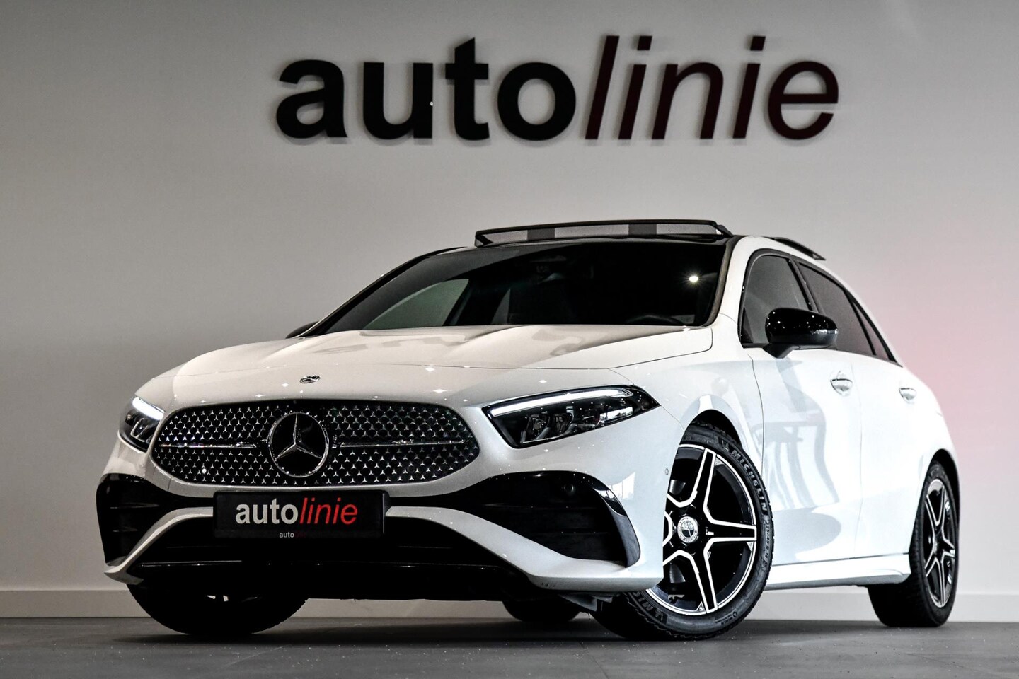 Mercedes-Benz A-klasse - 180 AMG Night. Facelift. Pano, Keyless, Camera, Sfeer! - AutoWereld.nl