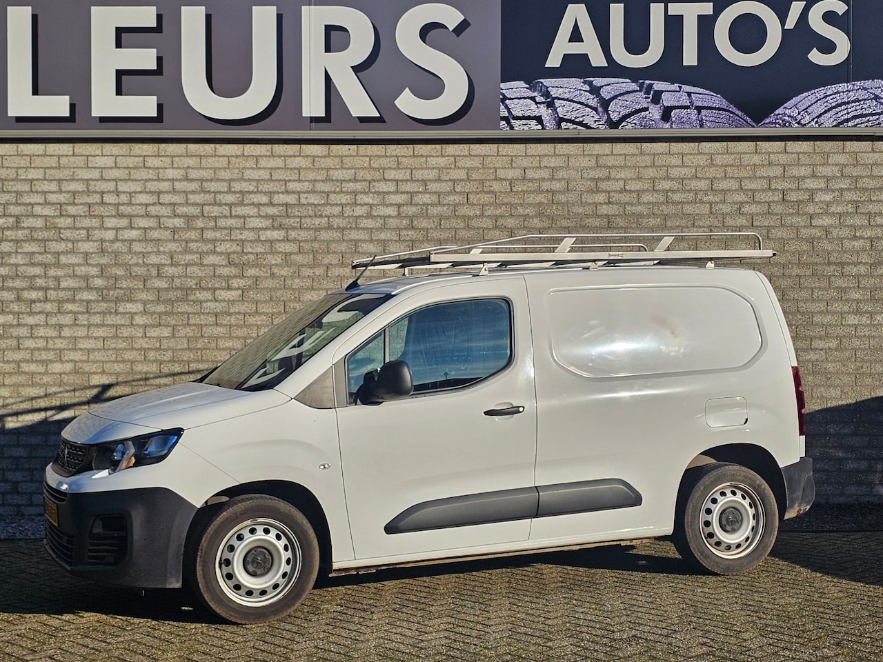 Peugeot Partner - 1.5 BlueHDI Premium Trekhaak/Imperial - AutoWereld.nl