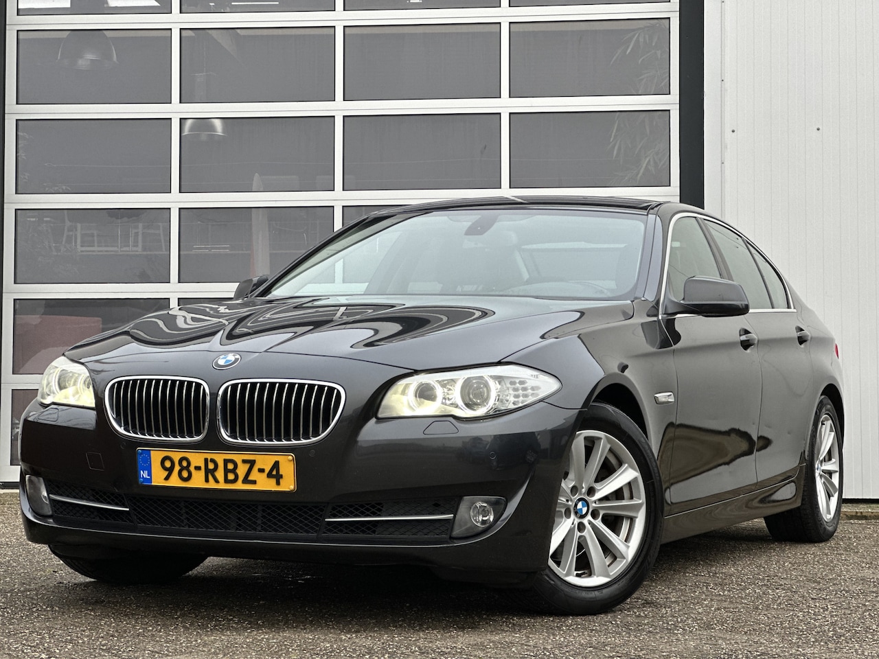 BMW 5-serie - 523i High Executive 204pk | Bi-Xenon | Lederen Bekleding | Climate Control | Parkeersensor - AutoWereld.nl