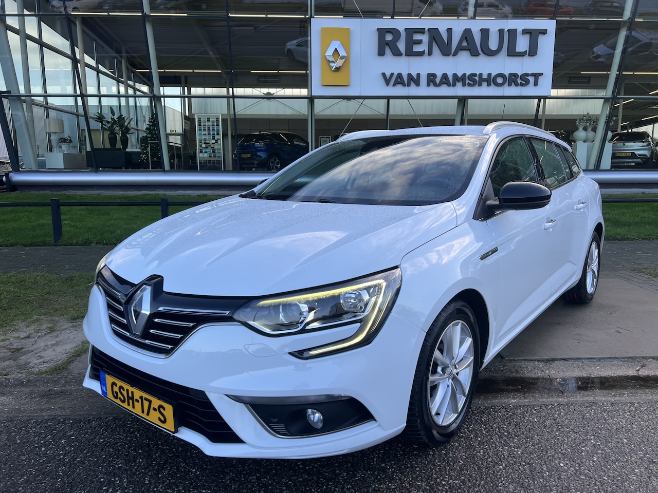 Renault Mégane Estate - 1.5 Blue dCi Limited / Lane assist / Camera / Stoelverw. / Cruise / Climate / Applecarplay - AutoWereld.nl