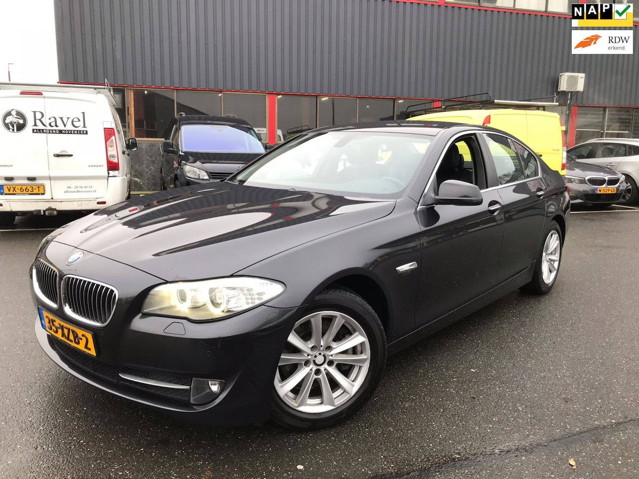 BMW 5-serie - 520i High Executive / LEER / SP VLG / HAND GESCHAKELD / - AutoWereld.nl