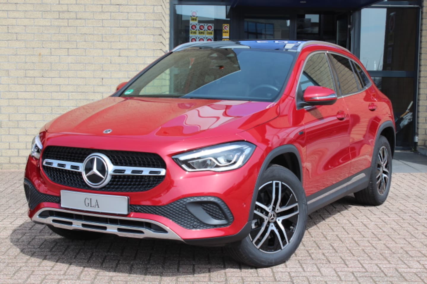 Mercedes-Benz GLA-Klasse - 250e Hybrid Progressive-PANORAMADAK-WIDESCREEN-SFEER-CAMERA-COMPLEET - AutoWereld.nl