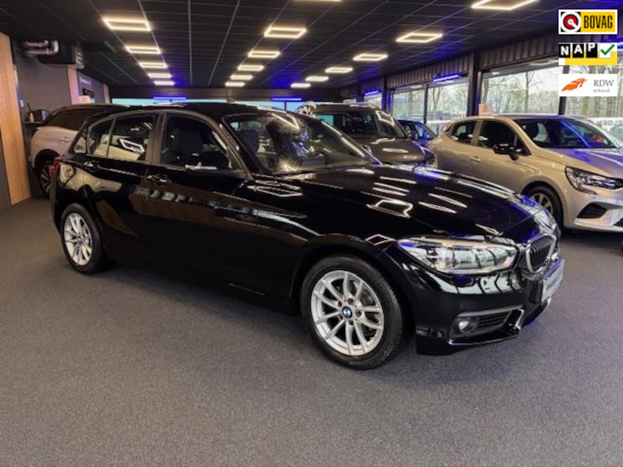 BMW 1-serie - 118i High Executive | Automaat | Cruise | Clima | Leder | Navi | PDC Voor + Achter | Slech - AutoWereld.nl