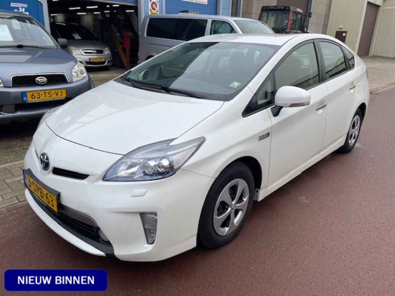 Toyota Prius - 1.8 Plug-in Dynamic Business 1e eig - 11-2013 Navigatie, trekhaak, half leder, Keyless, et - AutoWereld.nl