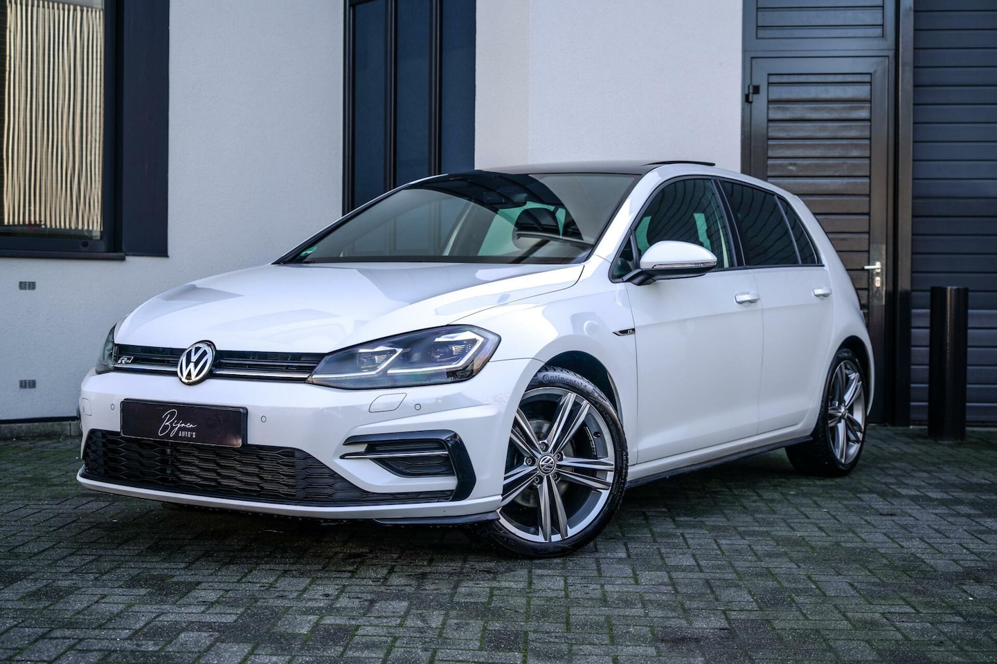 Volkswagen Golf - 1.5 TSI R-Line 150PK PANO / NAVI / KEYLESS - AutoWereld.nl